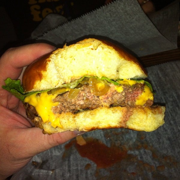 รูปภาพถ่ายที่ Pop&#39;s Burger โดย Rev C. เมื่อ 10/18/2012