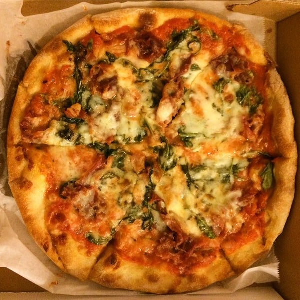 3/22/2015 tarihinde Rev C.ziyaretçi tarafından Abbondanza Trattoria &amp; Brick Oven Pizza'de çekilen fotoğraf