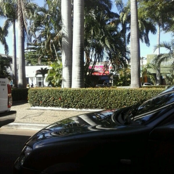 Photo taken at Praça Gonçalves Dias by Jêffêrsøn M. on 5/11/2013