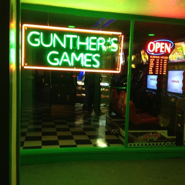 รูปภาพถ่ายที่ Gunther&#39;s Games โดย Kerry L. เมื่อ 3/26/2013