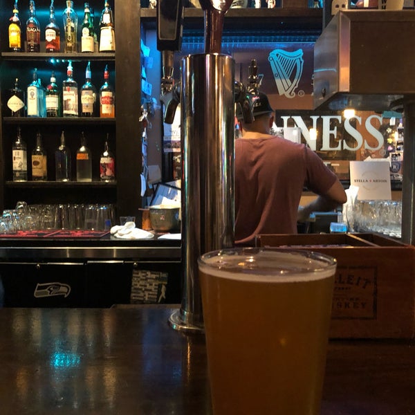 รูปภาพถ่ายที่ Blarney Stone Pub &amp; Restaurant Seattle โดย Khaled เมื่อ 7/19/2019