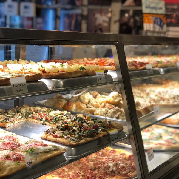 5/6/2018 tarihinde P D.ziyaretçi tarafından Champion Pizza'de çekilen fotoğraf