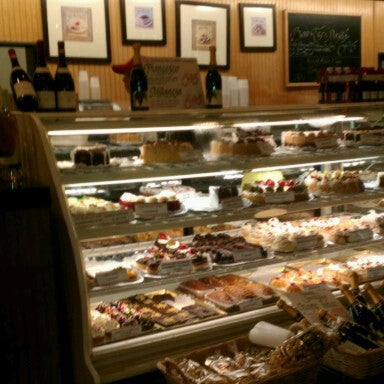 Das Foto wurde bei Giuliano&#39;s Delicatessen &amp; Bakery von jhune b. am 9/19/2012 aufgenommen