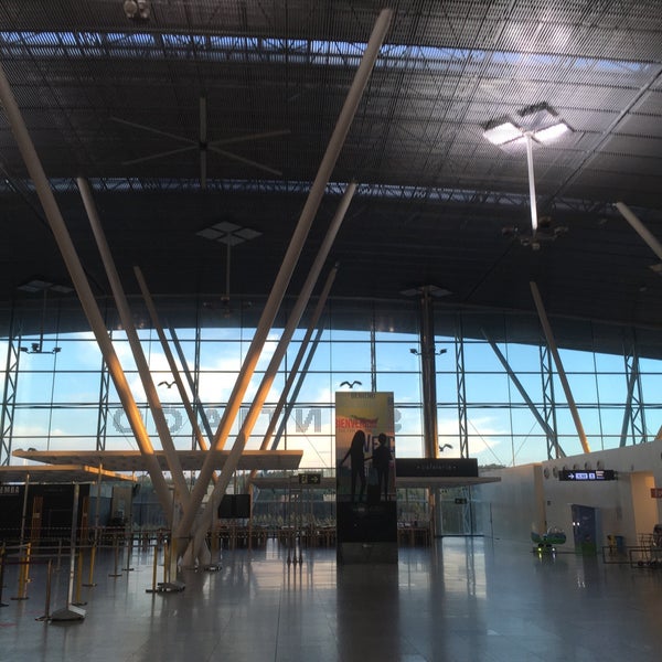 รูปภาพถ่ายที่ Aeropuerto de Santiago de Compostela โดย Spain เมื่อ 9/14/2020