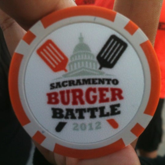รูปภาพถ่ายที่ Sacramento Burger Battle 2015 โดย Hur-Khan เมื่อ 9/19/2012