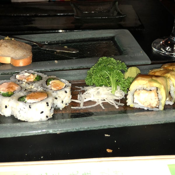 Excelente sushi! Calculen 15 rollos por persona... podes pedir mitad y mitad de los gustos para probar mas... ambiente muy elegante podes estacionar en sobre espacio reservado por el restorant