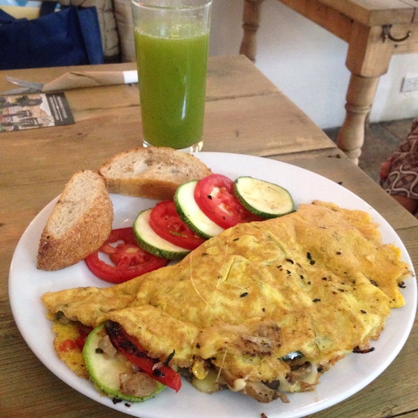 Increíble el  omelette primavera y el y croissant de arrachera, acompañados de un refrescante jugo verde !!