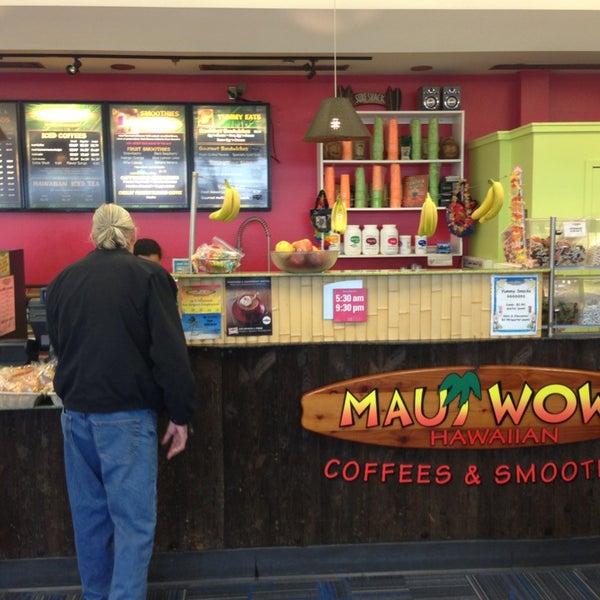Снимок сделан в Maui Wowi Hawaiian Coffee &amp; Smoothies пользователем Bryan A. 4/17/2013