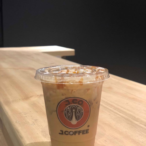 รูปภาพถ่ายที่ J.CO Donuts &amp; Coffee โดย Whennoufeats เมื่อ 10/22/2018