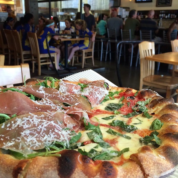 8/16/2015 tarihinde Junziyaretçi tarafından Howie&#39;s Artisan Pizza'de çekilen fotoğraf
