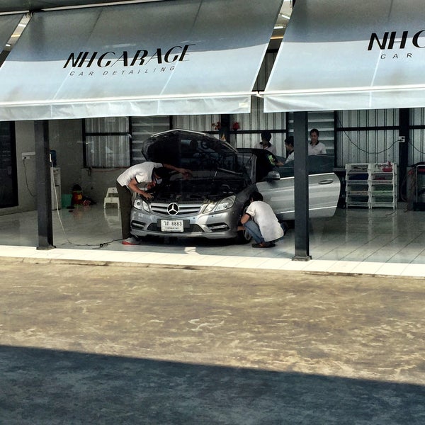 Garage v12 владивосток. машина в паркинге. стильный гараж. интерьер большого гаража. гараж банг.