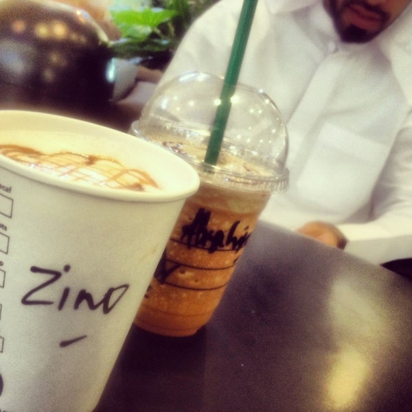 รูปภาพถ่ายที่ Starbucks โดย Zoz A. เมื่อ 6/28/2013