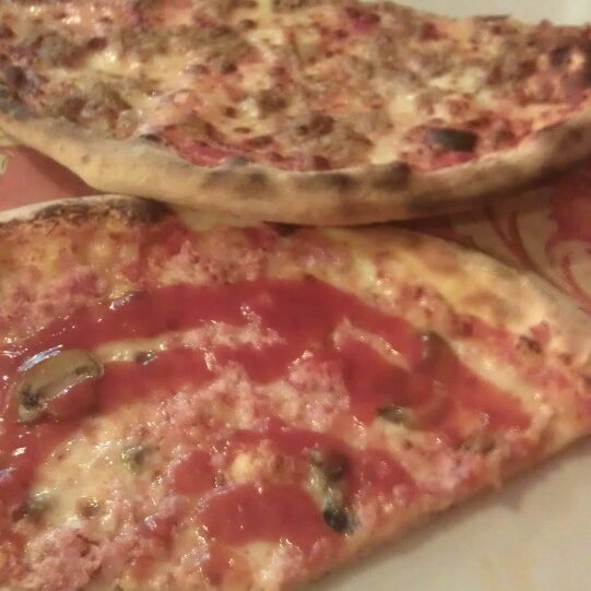 5/2/2013 tarihinde Tjaša Z.ziyaretçi tarafından Pizzeria Santalucia'de çekilen fotoğraf