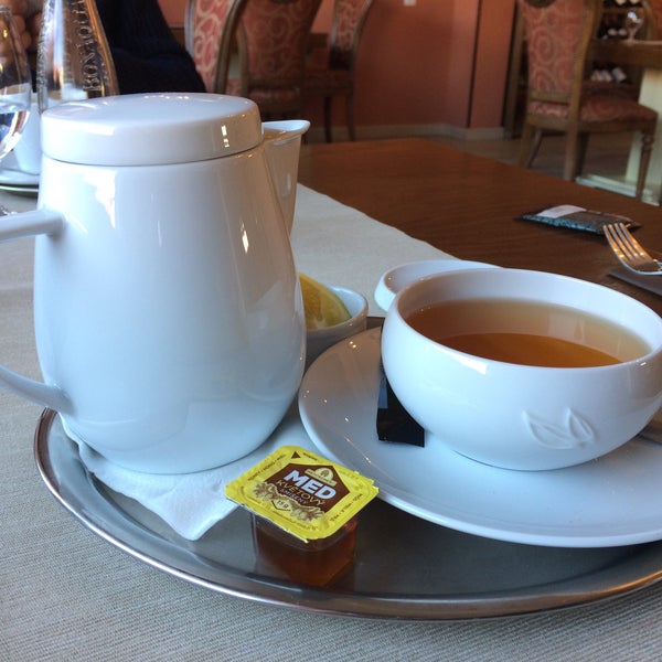 Nenechte se zmást kýčovitou fasádou - káva a čaj podávané na velmi vysoké úrovni i kvalitě.