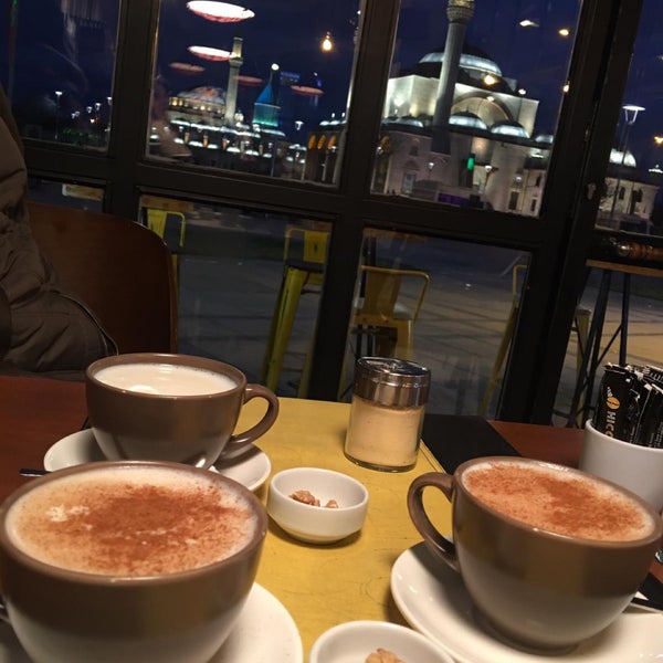 Foto scattata a Hi Coffee da Esra Y. il 12/27/2019