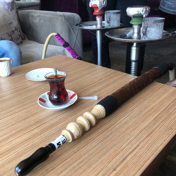 Photo prise au Cadde Cafe &amp; Nargile par Eyüp K. le3/22/2019