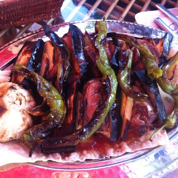 5/26/2013 tarihinde Mert B.ziyaretçi tarafından Teras Anadolu Sofrası-Tokat Kebabı'de çekilen fotoğraf