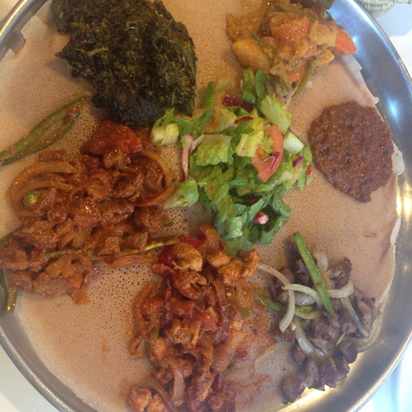 Das Foto wurde bei Demera Ethiopian Restaurant von Ecem P. am 9/10/2015 aufgenommen