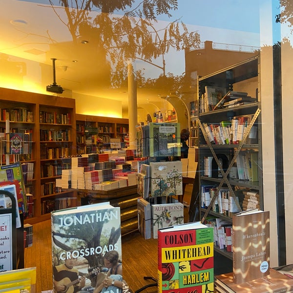 รูปภาพถ่ายที่ Greenlight Bookstore โดย Amanda D. เมื่อ 10/15/2021