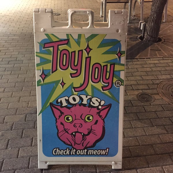 Das Foto wurde bei Toy Joy von Amanda D. am 10/6/2015 aufgenommen