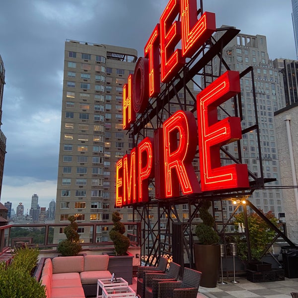 Photo prise au The Empire Hotel Rooftop par Amanda D. le9/13/2021
