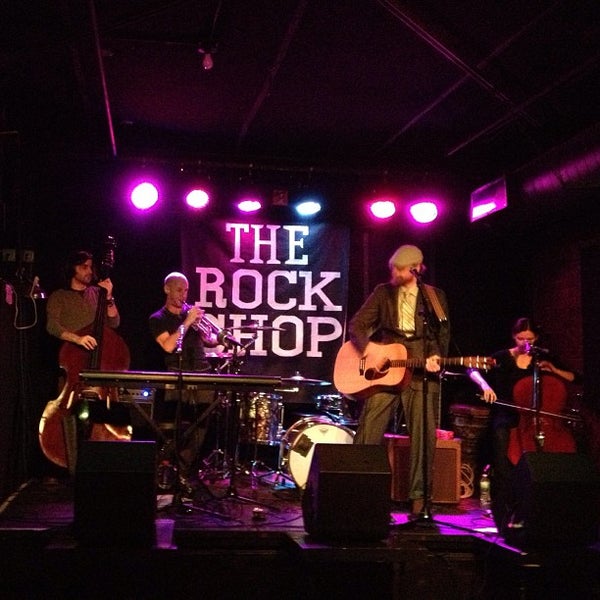 รูปภาพถ่ายที่ The Rock Shop โดย Amanda D. เมื่อ 3/21/2013