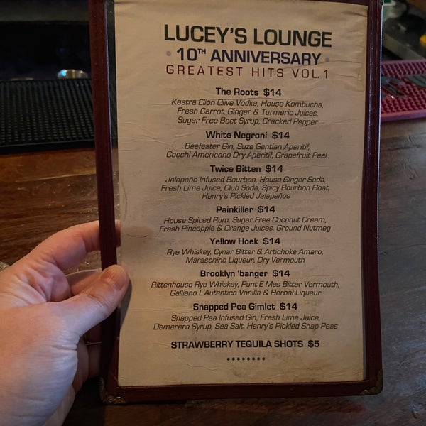 รูปภาพถ่ายที่ Lucey&#39;s Lounge โดย Amanda D. เมื่อ 8/5/2022