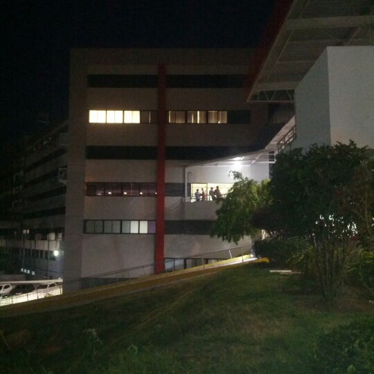 Photo taken at Faculdade Ruy Barbosa - Campus Paralela by Iris N. on 9/19/2012