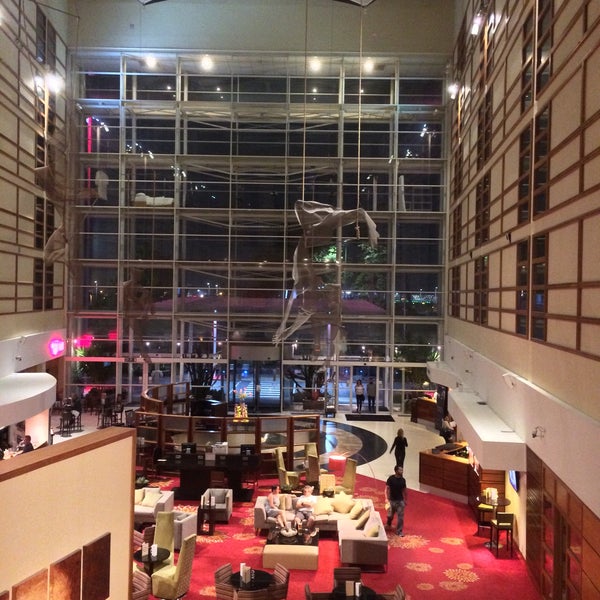 Foto diambil di London Heathrow Marriott Hotel oleh Orysya pada 8/17/2016