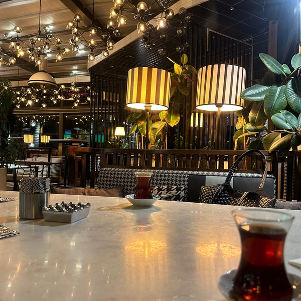 รูปภาพถ่ายที่ Balkon Cafe &amp; Restaurant โดย Bülent ⚓. เมื่อ 11/18/2023
