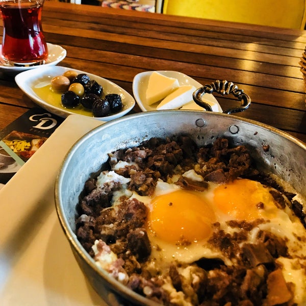 Photo prise au Doci Boşnak Mutfak Restaurant &amp; Cafe par Bülent ⚓. le5/25/2018