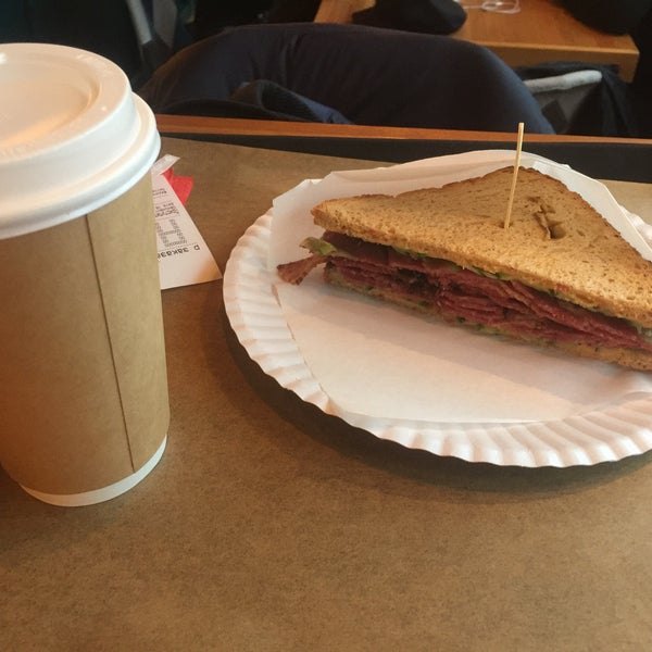 Не плохое место для обеденного перекуса. Сомневаюсь правда, что студентам Плехановки сендвич за 400 руб по карману. Кофе от 120.