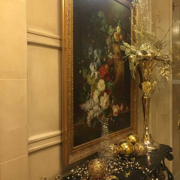 Das Foto wurde bei Hôtel Westminster von Fatma T. am 12/14/2018 aufgenommen