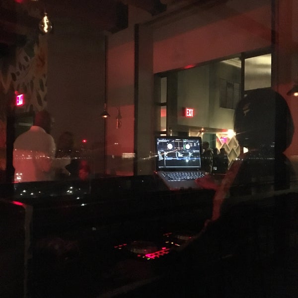 2/24/2019 tarihinde .ziyaretçi tarafından Plunge Rooftop Bar &amp; Lounge'de çekilen fotoğraf