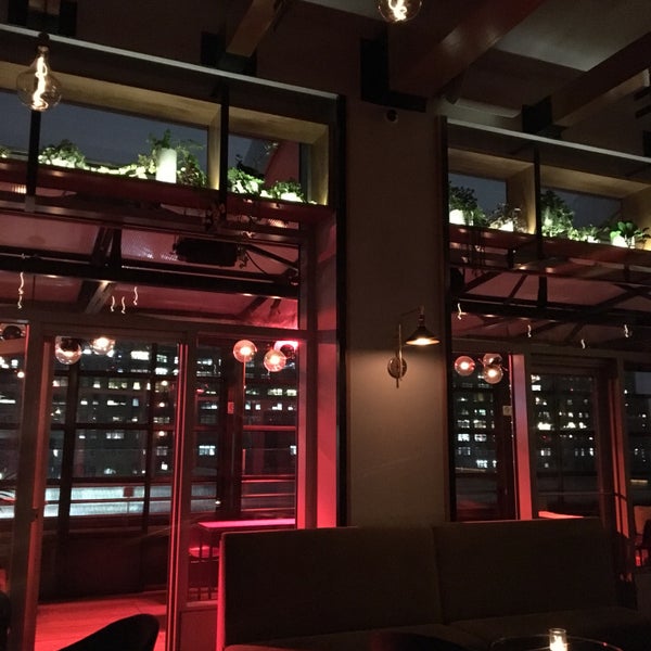 Foto tirada no(a) Plunge Rooftop Bar &amp; Lounge por ♡ em 2/24/2019