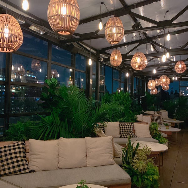 Foto diambil di Plunge Rooftop Bar &amp; Lounge oleh . pada 9/29/2019