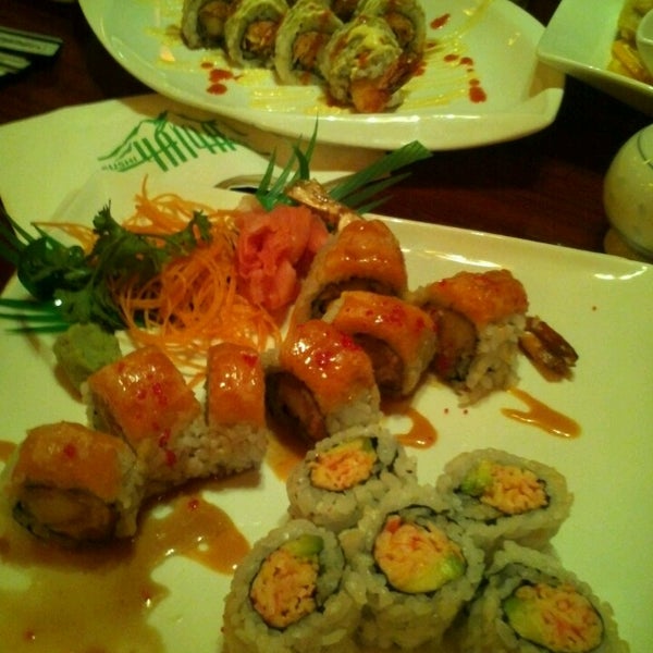 Осака роллы саратов. Роллы с красной икрой. Много суши. Очень много роллов. Очень много роллов.