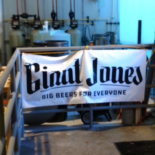รูปภาพถ่ายที่ Giant Jones Brewing Company โดย Michael P. เมื่อ 3/16/2019