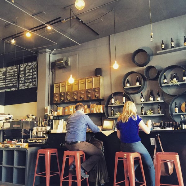 9/11/2015 tarihinde Rosa J.ziyaretçi tarafından Vinyl Coffee &amp; Wine Bar'de çekilen fotoğraf
