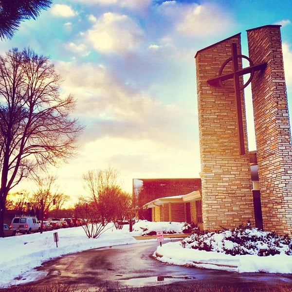 รูปภาพถ่ายที่ Winnetka Presbyterian Church โดย Adam W. เมื่อ 12/18/2013