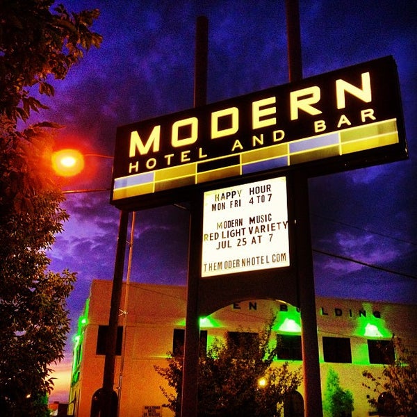 Photo prise au Modern Hotel &amp; Bar par Adam W. le7/25/2013