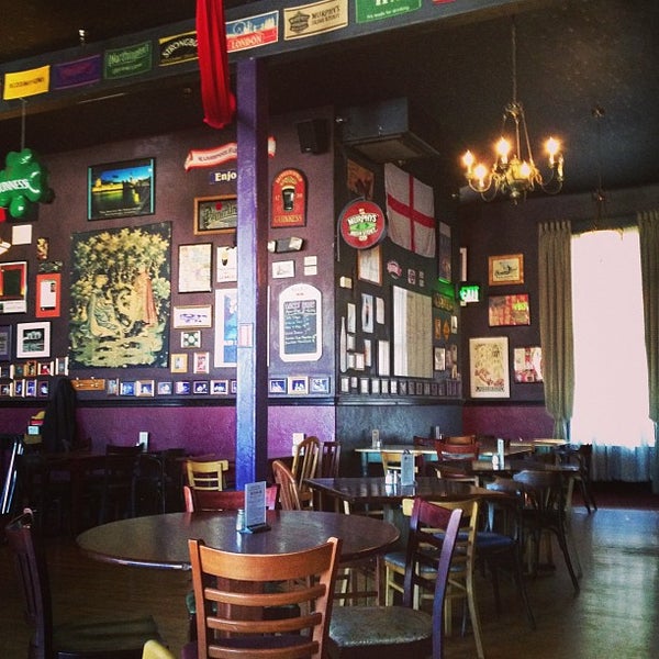 รูปภาพถ่ายที่ The Black Sheep Pub &amp; Restaurant โดย Adam W. เมื่อ 1/18/2013