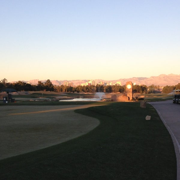 Foto scattata a Desert Pines Golf Club and Driving Range da Michael M. il 2/17/2013