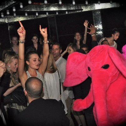 9/19/2012 tarihinde Roee N.ziyaretçi tarafından Pink Elephant Club'de çekilen fotoğraf