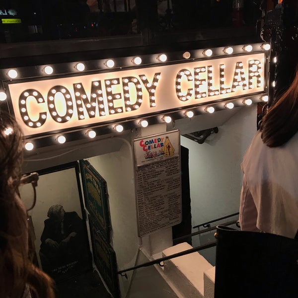 Foto tirada no(a) Comedy Cellar por Solario em 10/14/2018