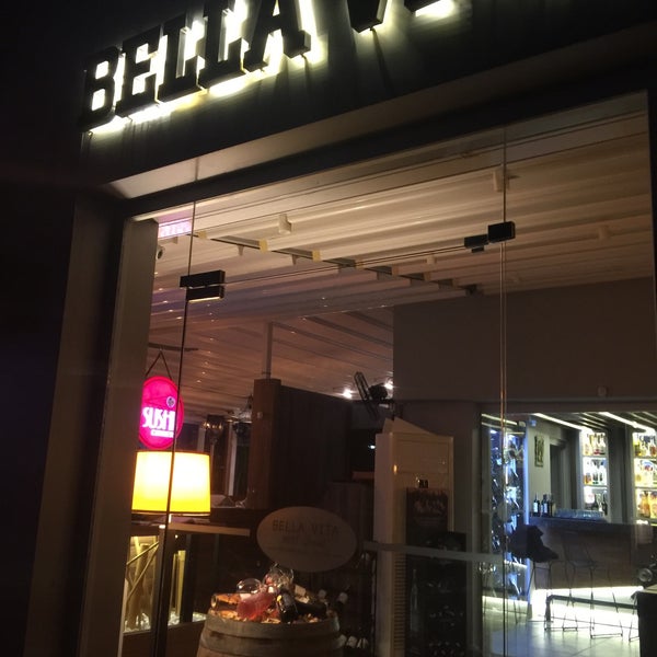 Foto scattata a Bella Vita Restaurant &amp; Bar da Zeynep K. il 1/28/2020