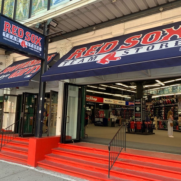 รูปภาพถ่ายที่ Red Sox Team Store โดย Todd M. เมื่อ 5/11/2019