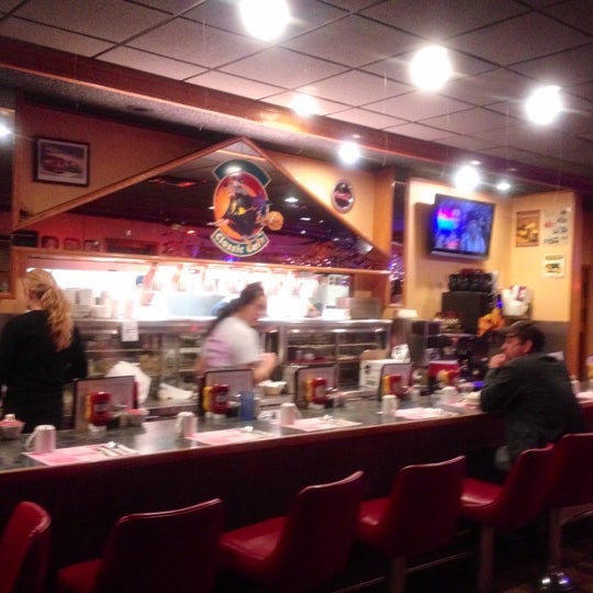 Foto diambil di Johnny V&#39;s Classic Cafe oleh LAXgirl pada 11/2/2012