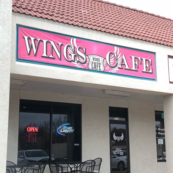 Foto tirada no(a) Wings Cafe por Kent S. em 3/27/2018