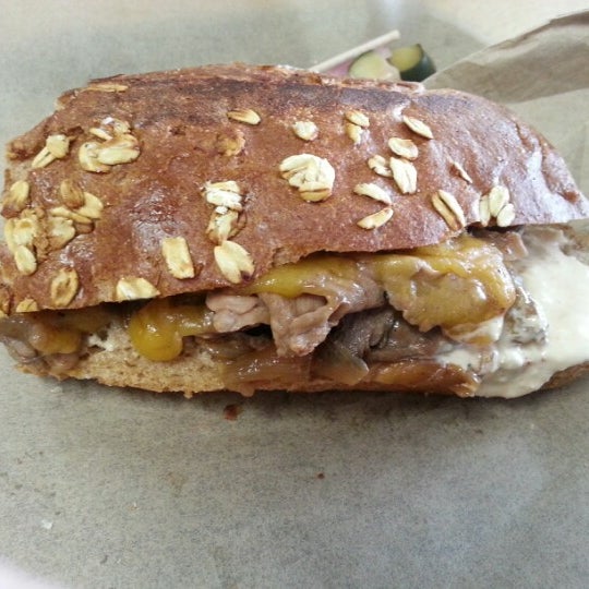 Foto tirada no(a) Noble Sandwich Co. por Jas K. em 11/13/2012